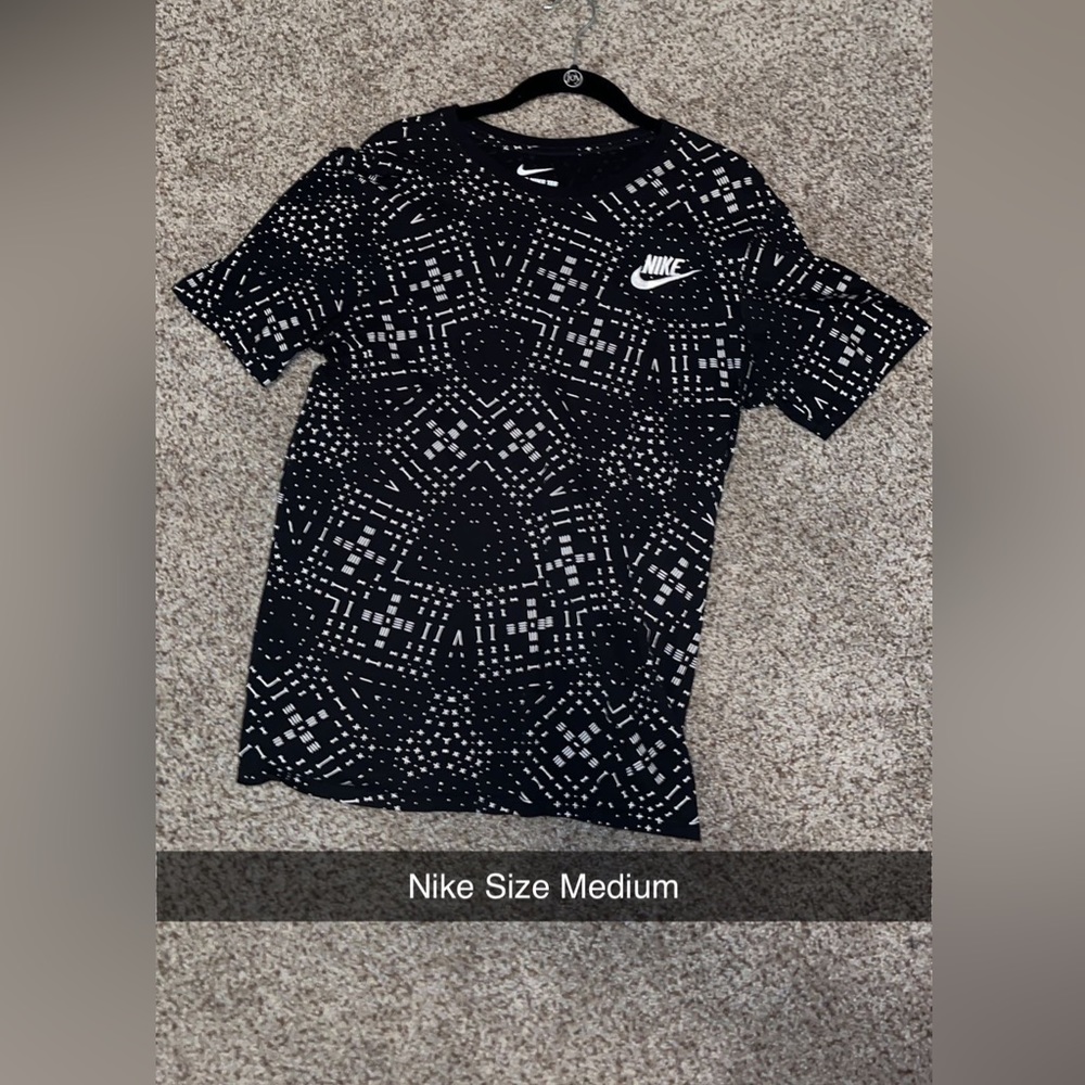 Nike Graphic Tee; Size Medium